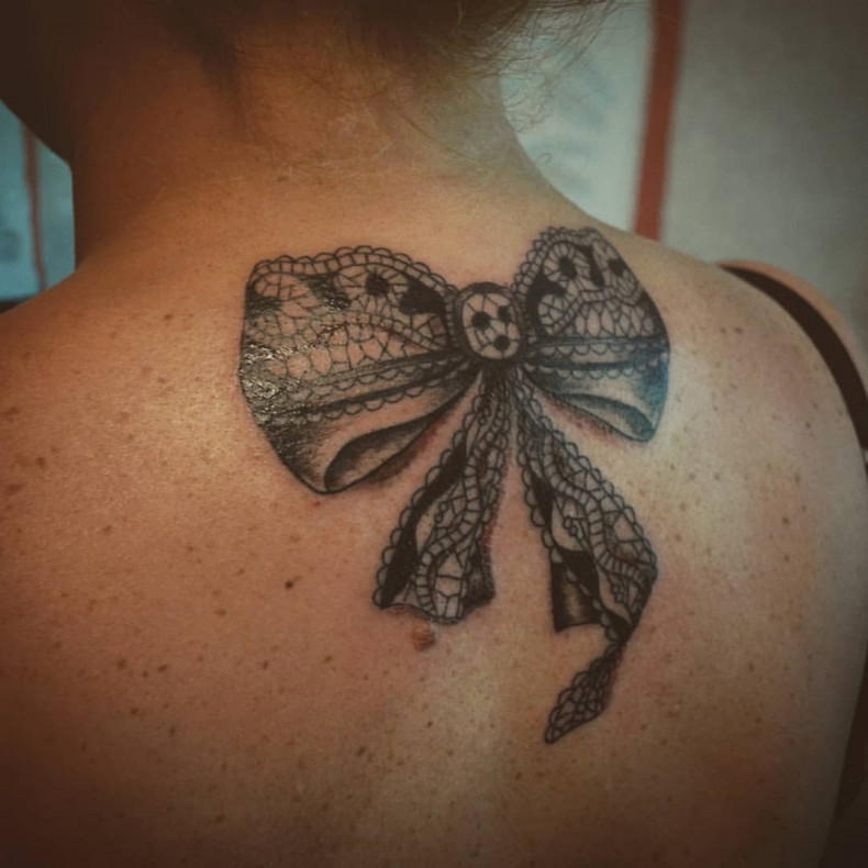 Damski ukłon koronka, photo - Tatuażysta Barb Tattoo