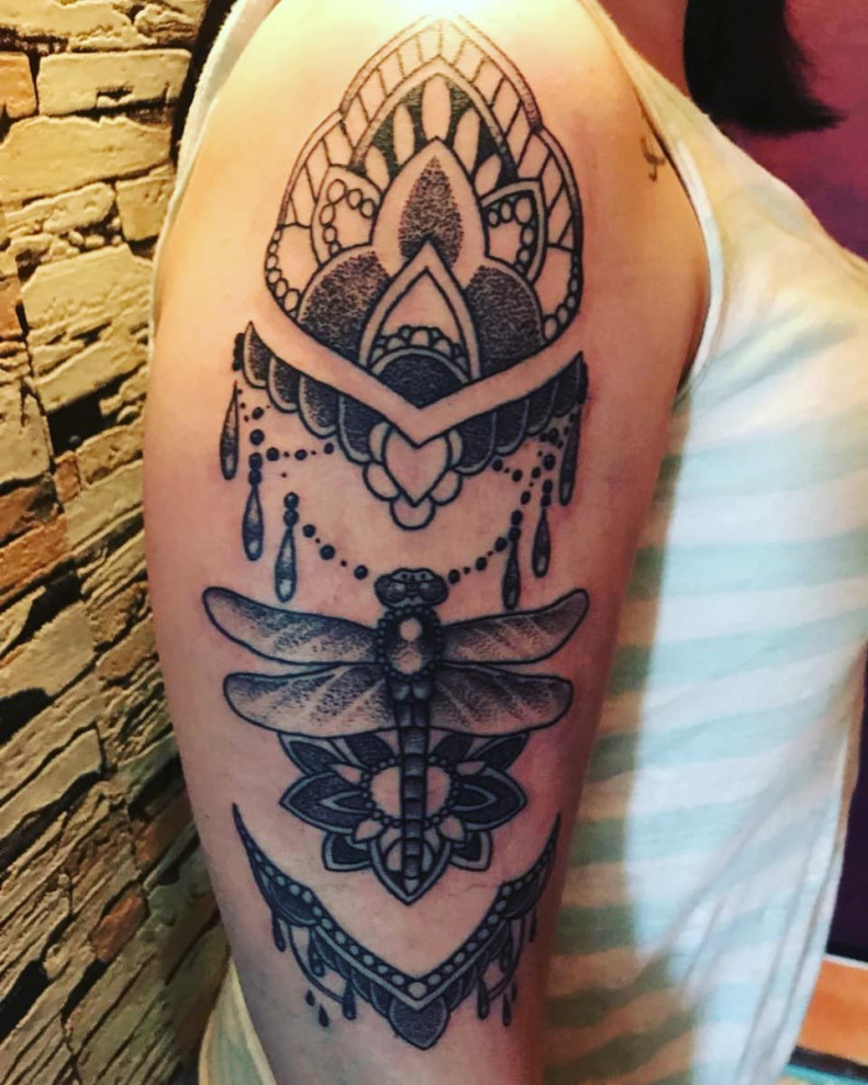 Damski na ramieniu whip shading, photo - Tatuażysta Barb Tattoo