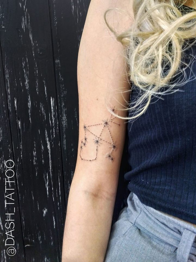 Women dotwork star, photo - Tattoo Master Barb Tattoo