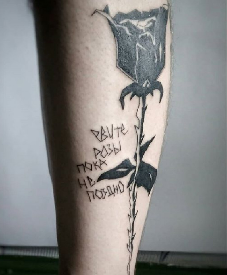 Damski na nodze róża, photo - Tatuażysta Barb Tattoo