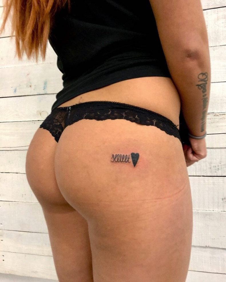 Женские минимализм на ягодице, photo - Тату мастер Barb Tattoo