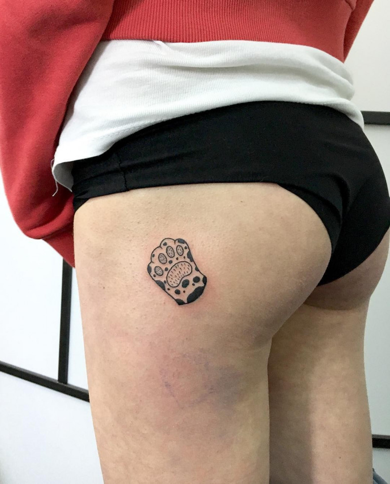 Damski kot na dupie, photo - Tatuażysta Barb Tattoo