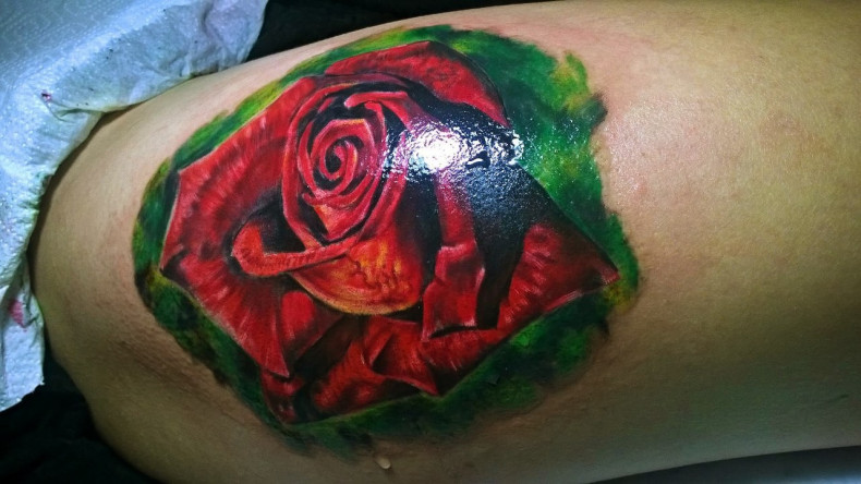 Frauen knie Rosen, photo - Tattoo-Meister Barb Tattoo