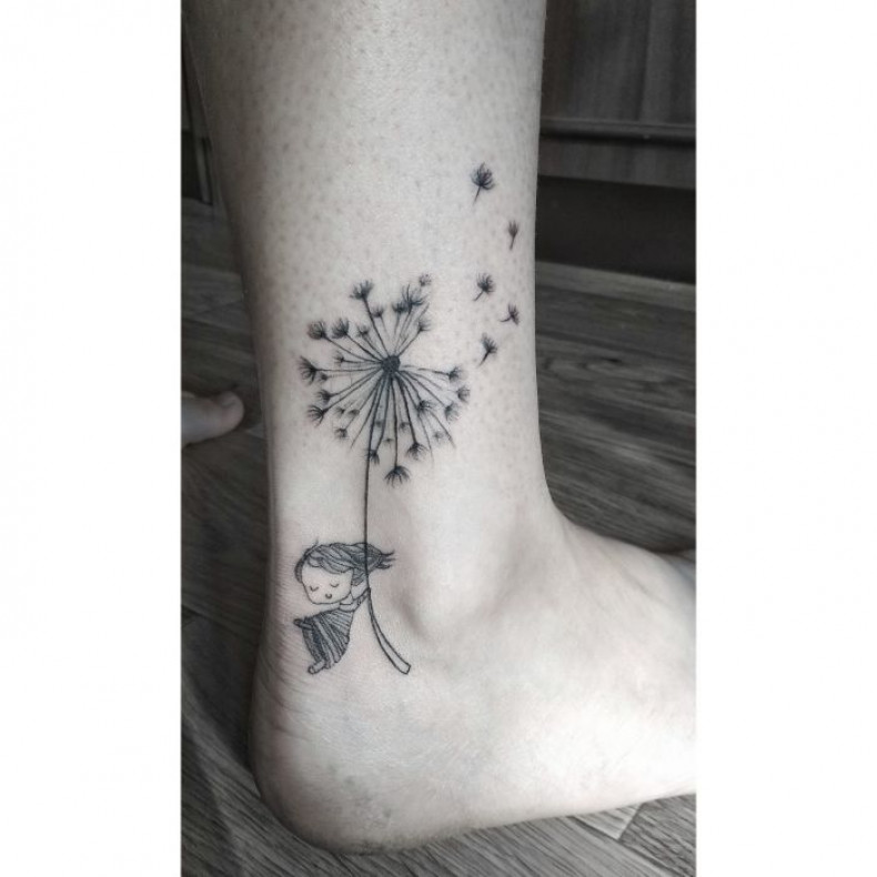 Women linework ankle, photo - Tattoo Master Barb Tattoo