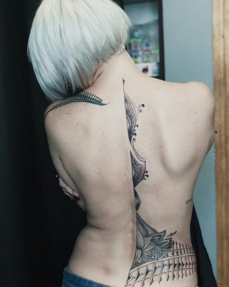 Damski whip shading dolna część pleców, photo - Tatuażysta Barb Tattoo