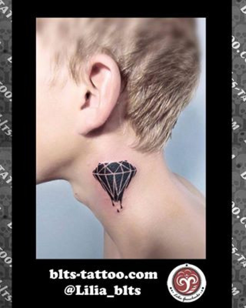 Frauen Diamant Nacken, photo - Tattoo-Meister Barb Tattoo