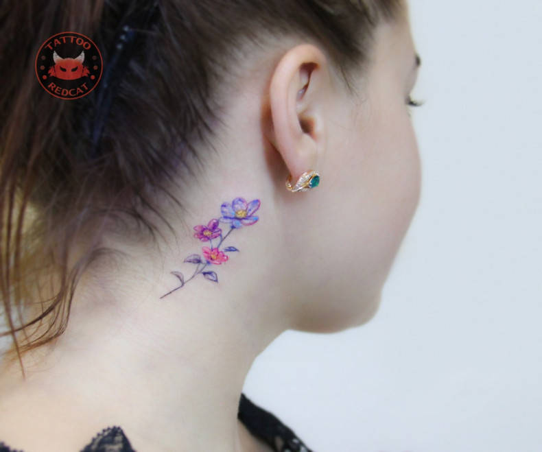 Women behind the ear neck, photo - Tattoo Master Barb Tattoo