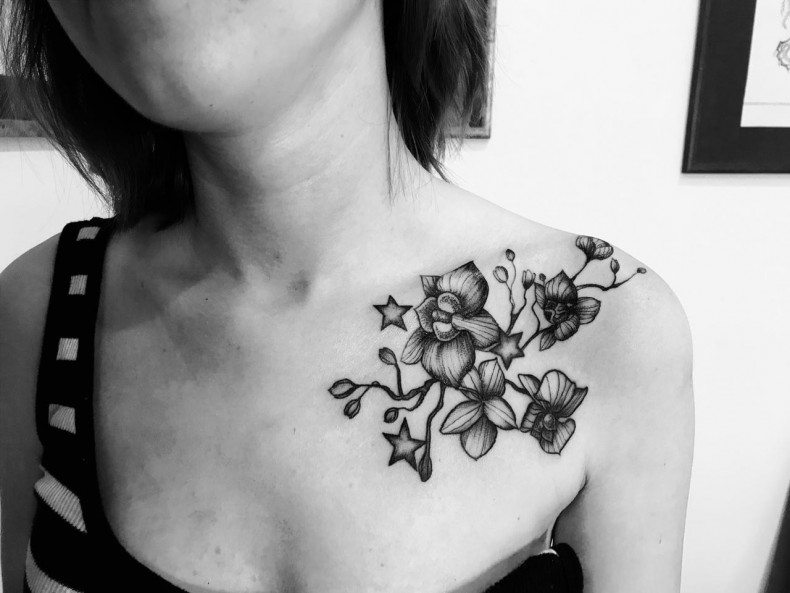 Damski na obojczyku orchidea, photo - Tatuażysta Barb Tattoo