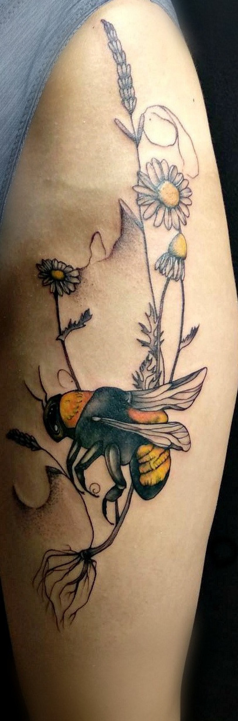 Women thigh Bee, photo - Tattoo Master Barb Tattoo