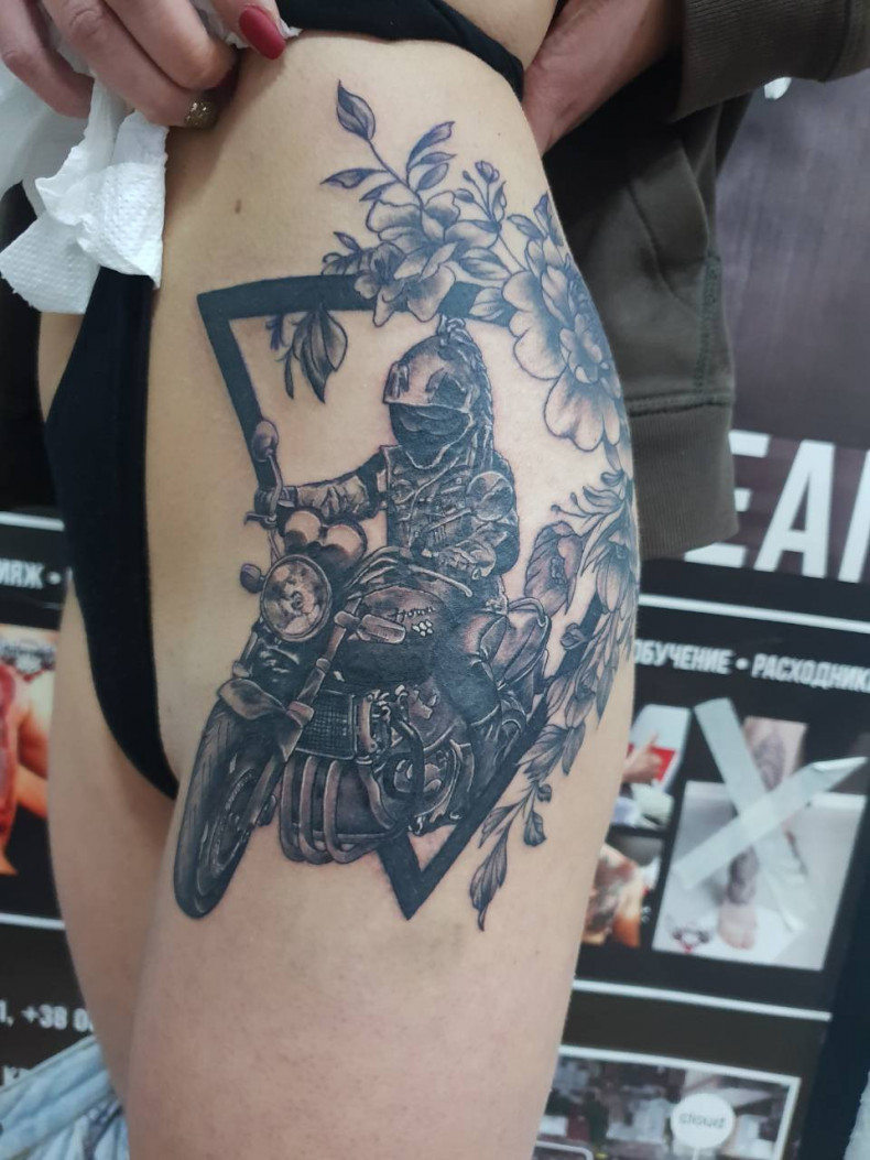 Damski whip shading motocykl, photo - Tatuażysta Barb Tattoo