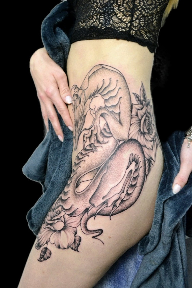 Damski duży whip shading, photo - Tatuażysta Barb Tattoo