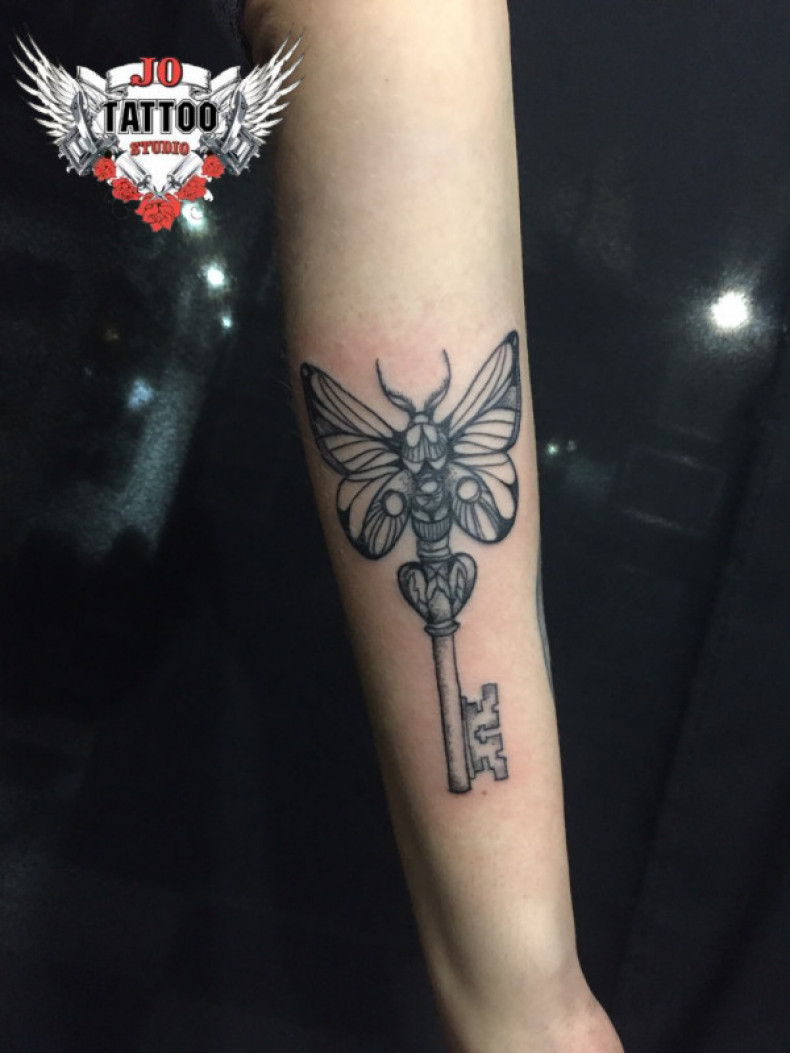 Damski motyl klucz, photo - Tatuażysta Barb Tattoo