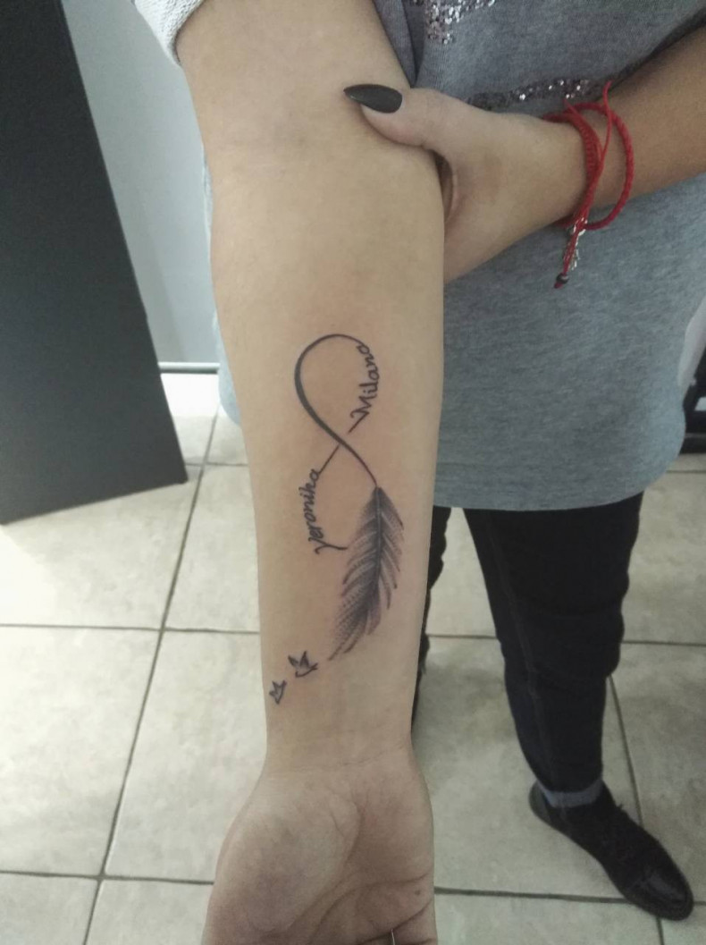 Damski whip shading tatuaż nieskończoność, photo - Tatuażysta Barb Tattoo