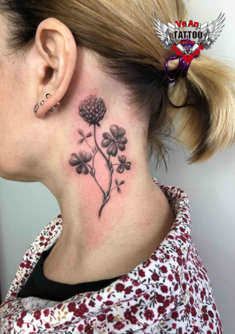 Женские блэк энд грей ветка, photo - Тату мастер Barb Tattoo