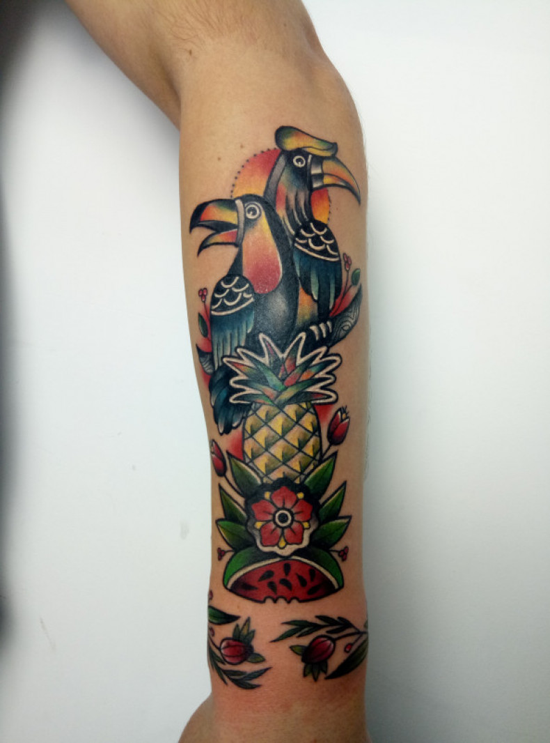 Damski na ramieniu ananas, photo - Tatuażysta Barb Tattoo