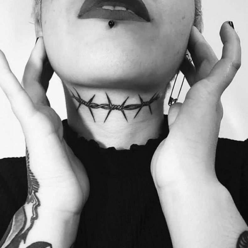 Women barbed wire neck, photo - Tattoo Master Barb Tattoo