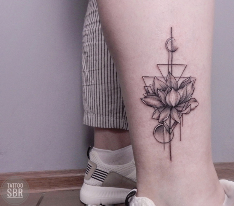 Women geometric linework, photo - Tattoo Master Barb Tattoo