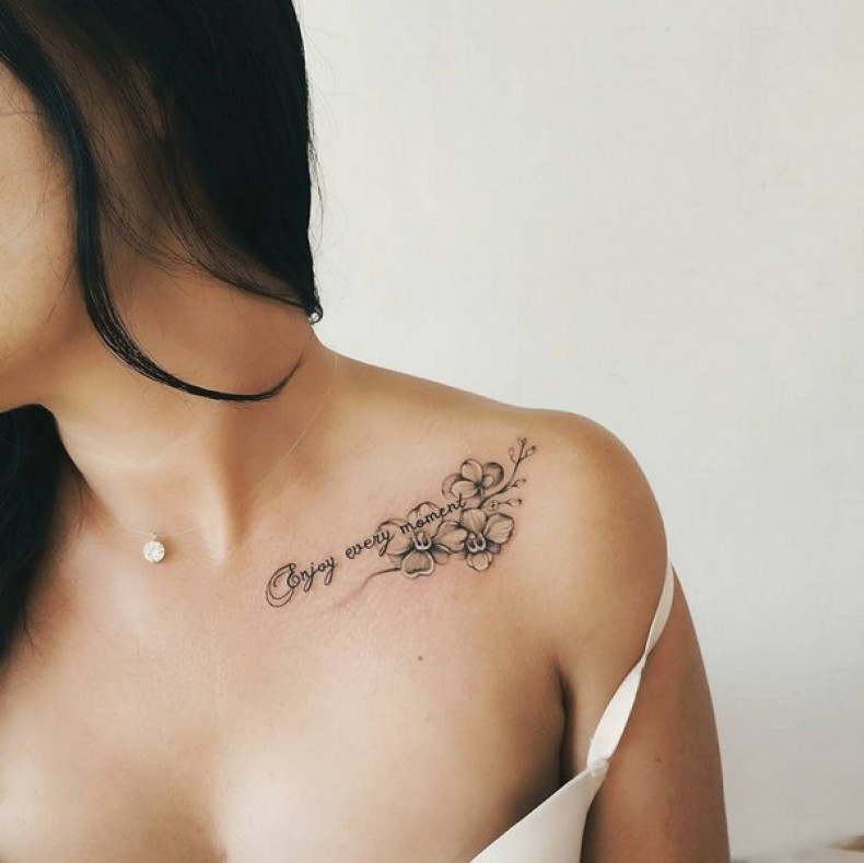 Damski na obojczyku orchidea, photo - Tatuażysta Barb Tattoo