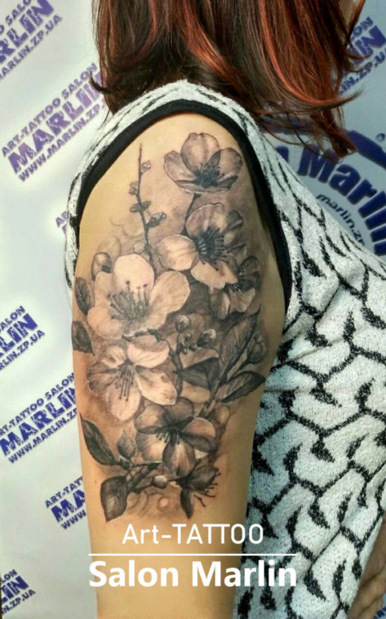 Women black and grey shoulder, photo - Tattoo Master Barb Tattoo