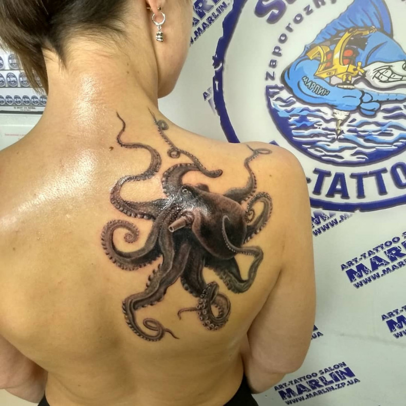 Women shoulder blade octopus, photo - Tattoo Master Barb Tattoo