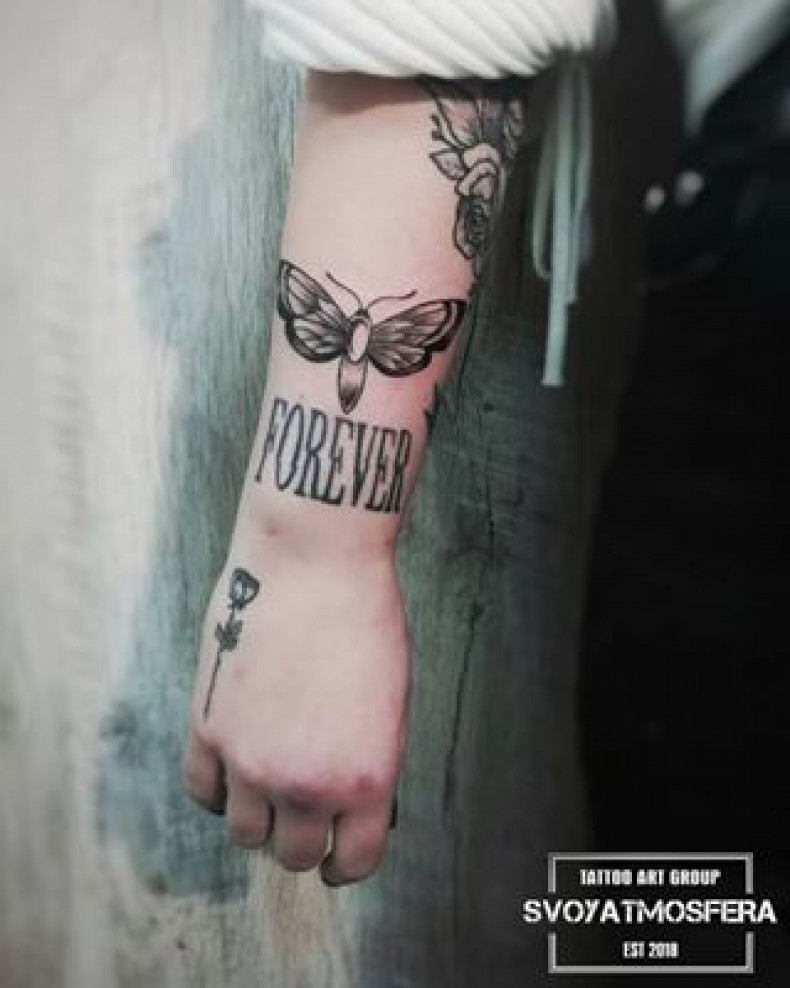 Damski na ramieniu ćma, photo - Tatuażysta Barb Tattoo