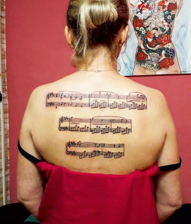 Damski na plecach nuta muzyczna, photo - Tatuażysta Barb Tattoo