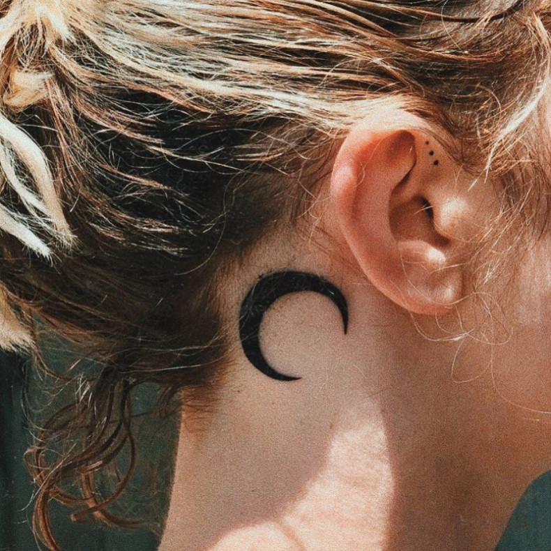 Women behind the ear moon, photo - Tattoo Master Barb Tattoo