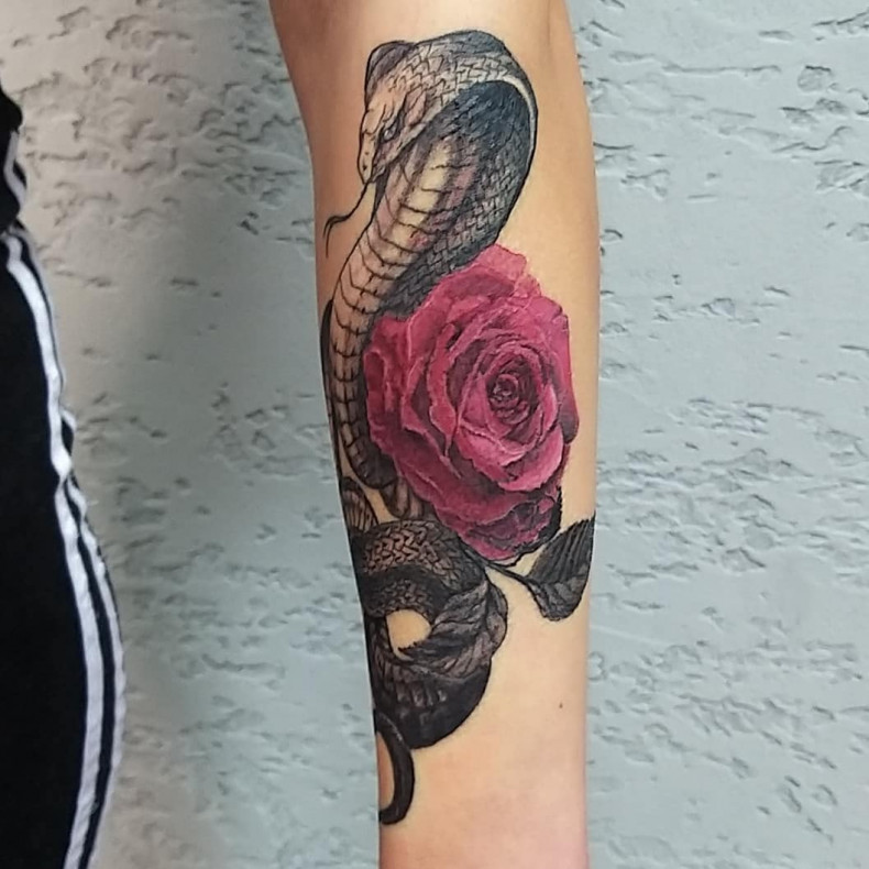 Damski kobra na przedramieniu, photo - Tatuażysta Barb Tattoo