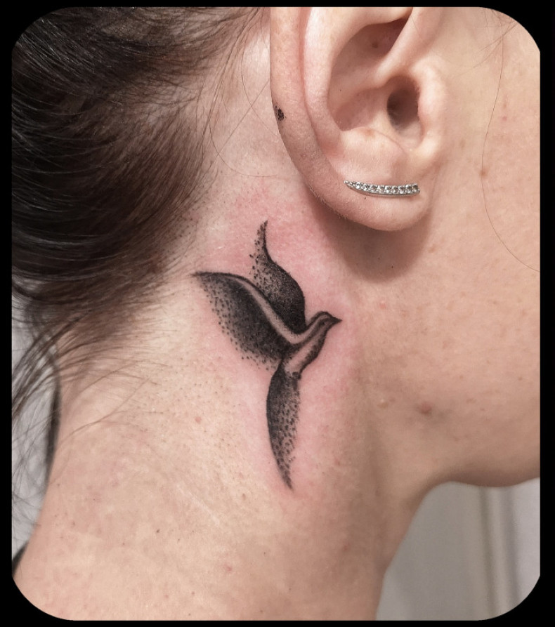 Women behind the ear neck, photo - Tattoo Master Barb Tattoo