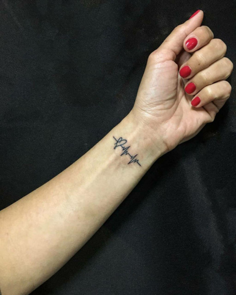 Damski bicie serca na nadgarstku, photo - Tatuażysta Barb Tattoo