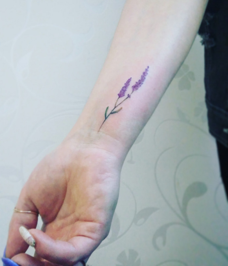 Damski lawenda na nadgarstku, photo - Tatuażysta Barb Tattoo