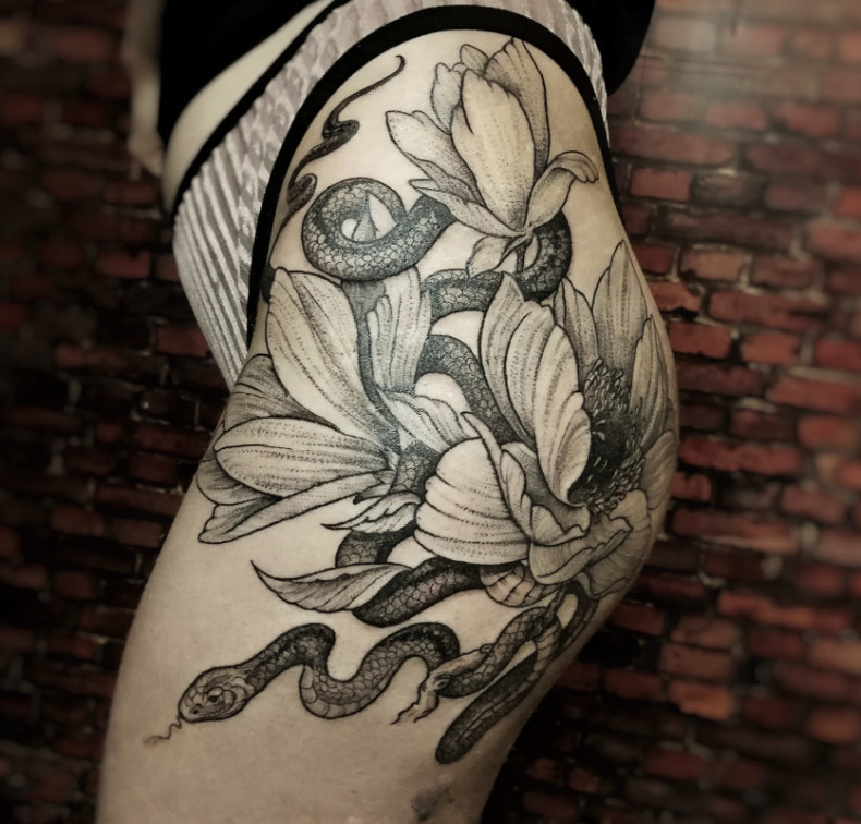 Women snake magnolia, photo - Tattoo Master Barb Tattoo