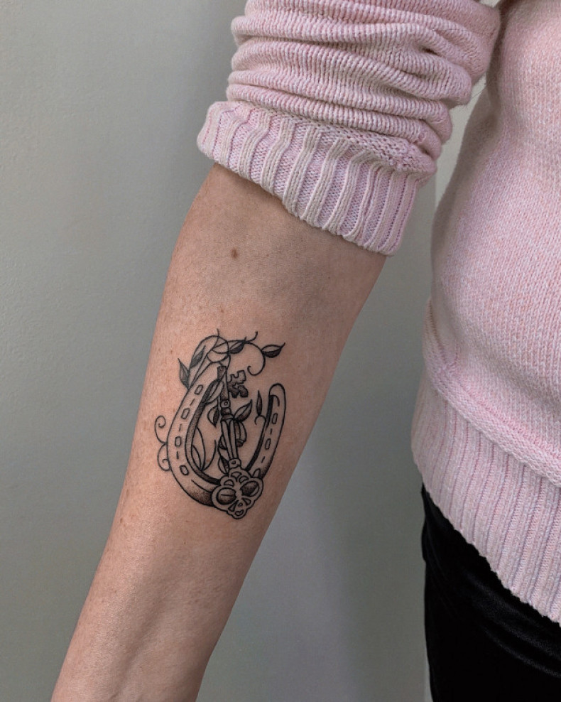 Женские на руке подкова, photo - Тату мастер Barb Tattoo