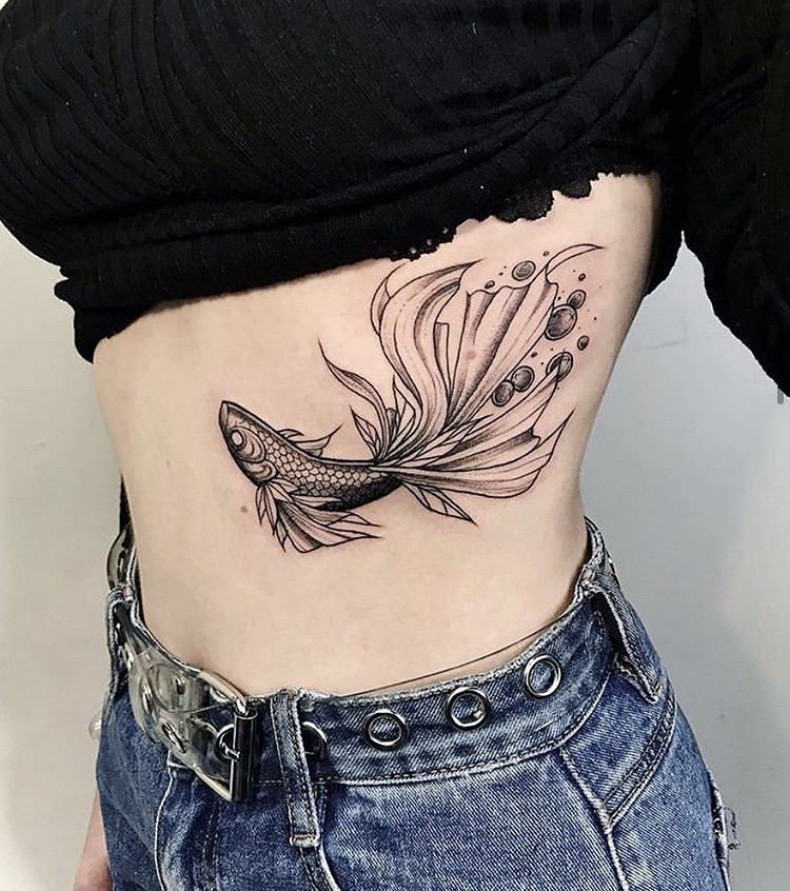 Женские золотая рыбка на боку, photo - Тату мастер Barb Tattoo