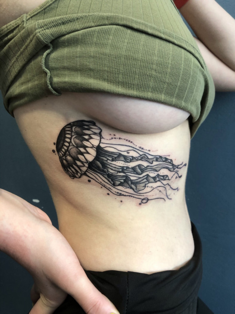 Damski meduza na boku, photo - Tatuażysta Barb Tattoo