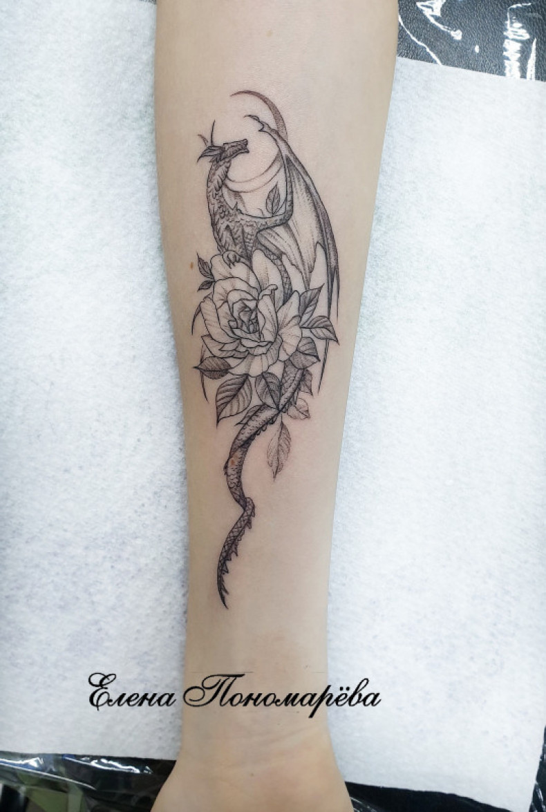 Frauen Arm Drache, photo - Tattoo-Meister Barb Tattoo