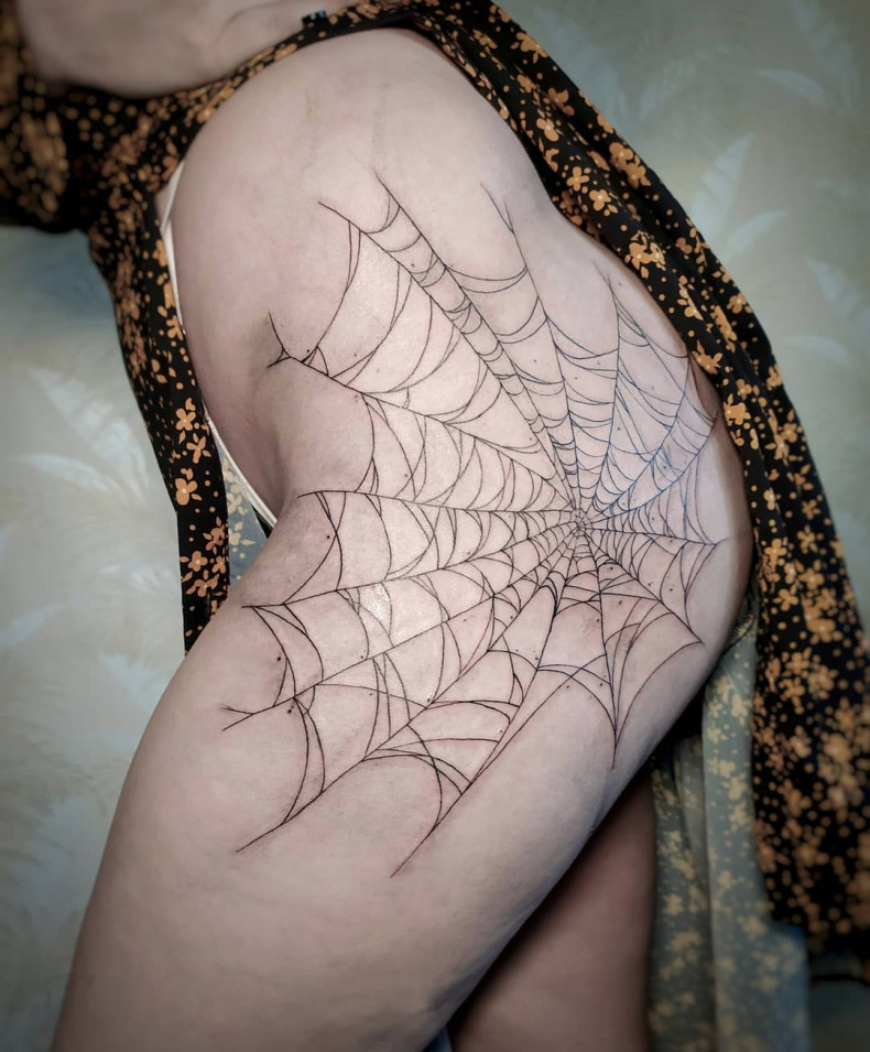 Женские лайнворк на бедре, photo - Тату мастер Barb Tattoo