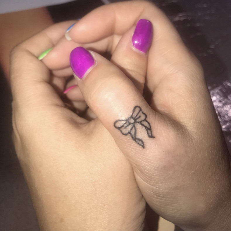 Women bow finger, photo - Tattoo Master Barb Tattoo