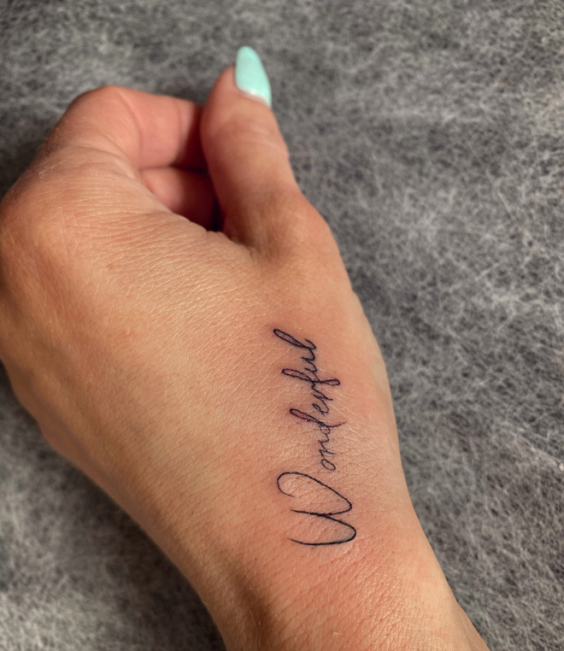 Frauen Arm minimalist, photo - Tattoo-Meister Barb Tattoo