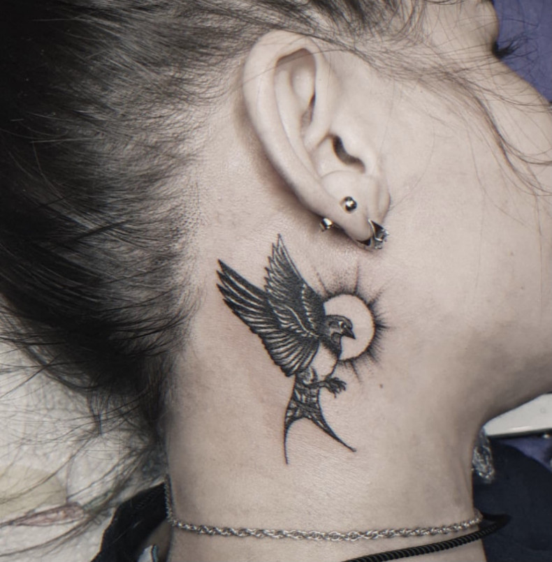 Women behind the ear swallow, photo - Tattoo Master Barb Tattoo