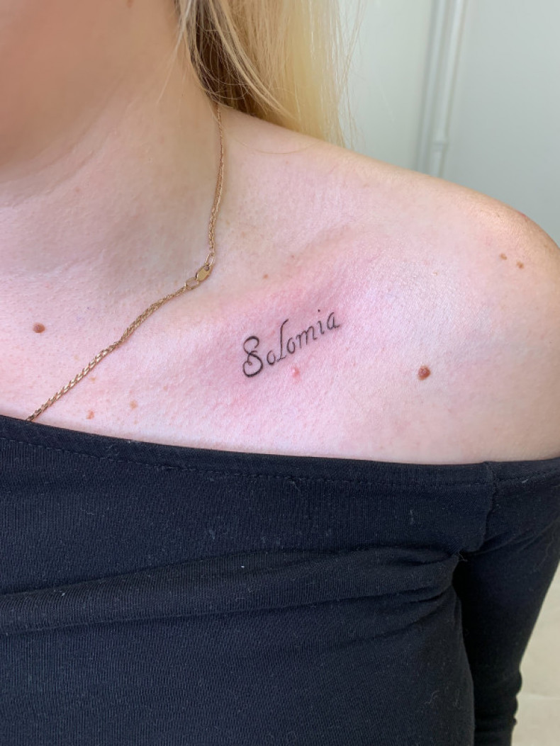 Women name collarbone, photo - Tattoo Master Barb Tattoo