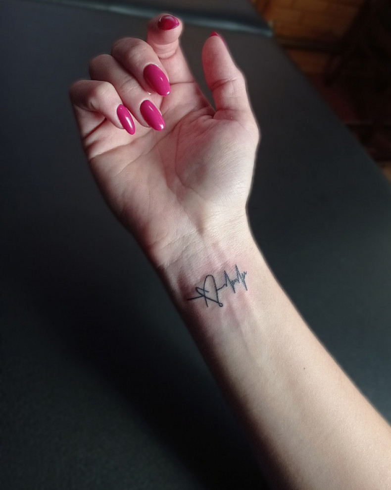 Women heartbeat minimalism, photo - Tattoo Master Barb Tattoo