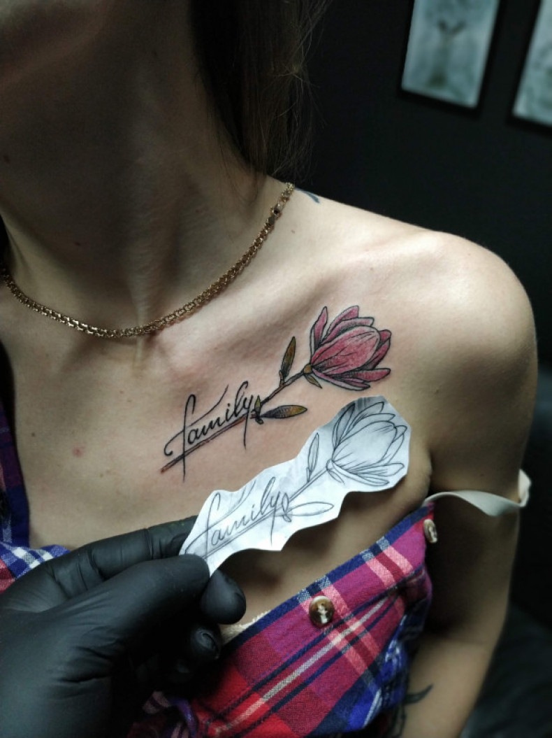 Damski magnolia na obojczyku, photo - Tatuażysta Barb Tattoo