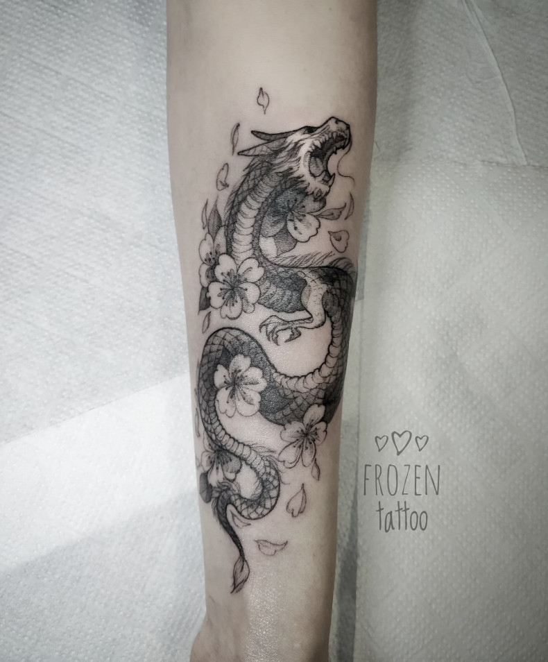 Damski na ramieniu smok, photo - Tatuażysta Barb Tattoo