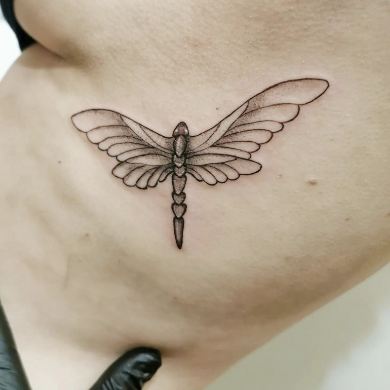 Damski linework na boku, photo - Tatuażysta Barb Tattoo