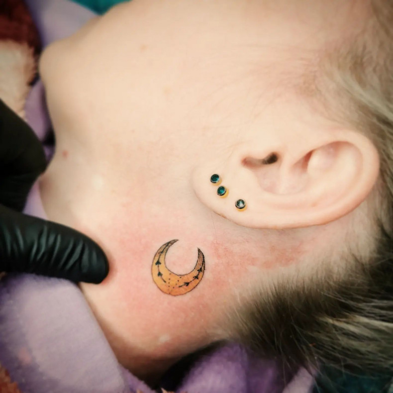 Women behind the ear moon, photo - Tattoo Master Barb Tattoo