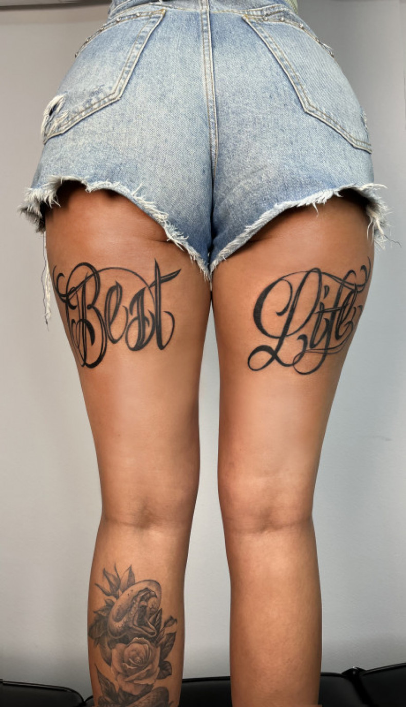 Women lettering thigh, photo - Tattoo Master Barb Tattoo