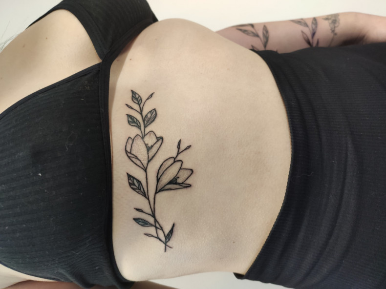 Damski magnolia pod biustem, photo - Tatuażysta Barb Tattoo