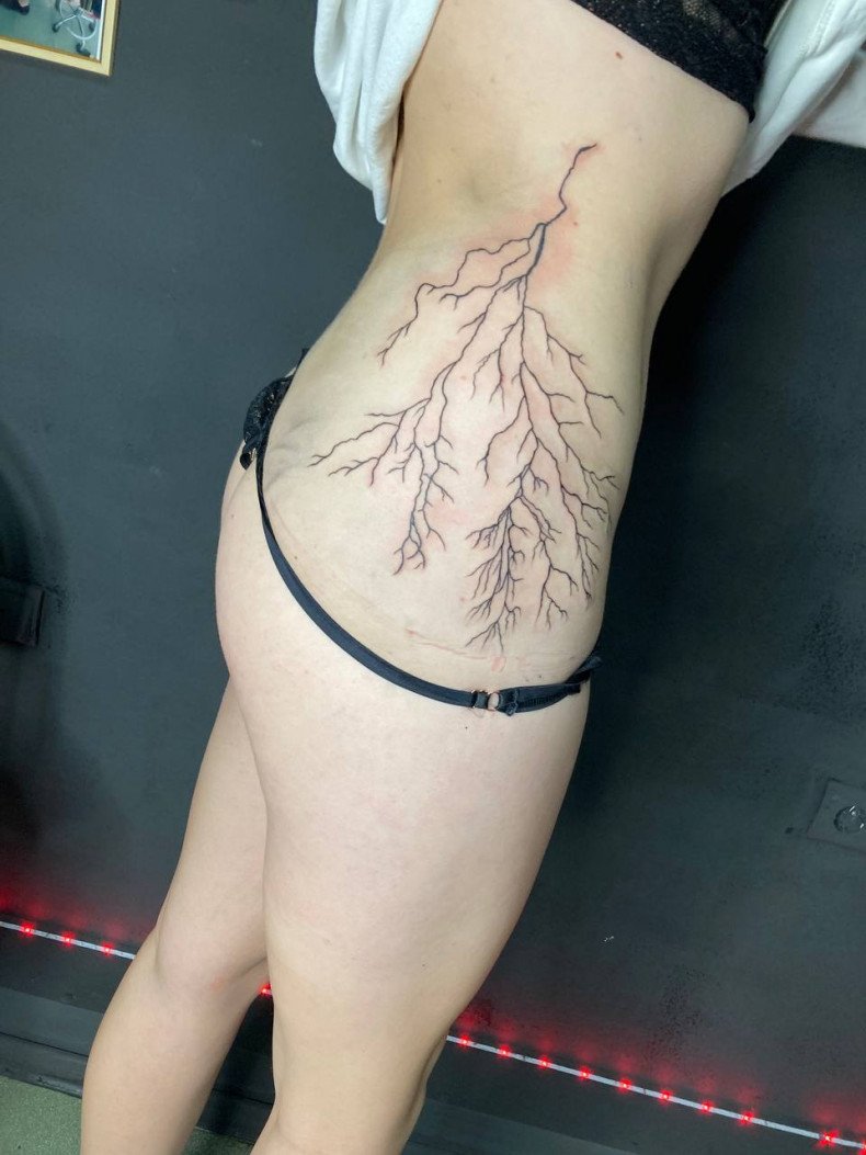 Women lightning side, photo - Tattoo Master Barb Tattoo