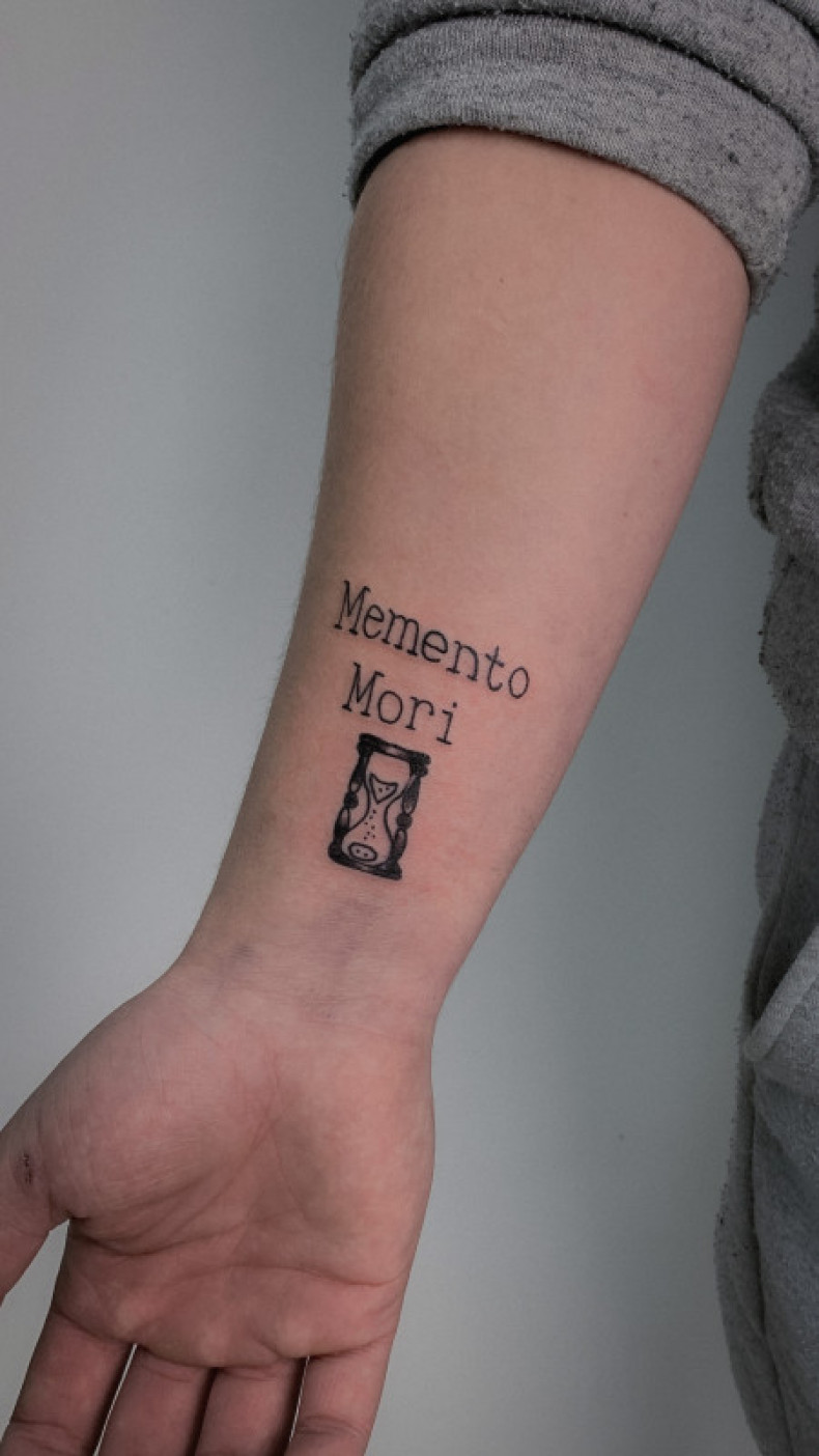 Женские мементо мори на запястье, photo - Тату мастер Barb Tattoo